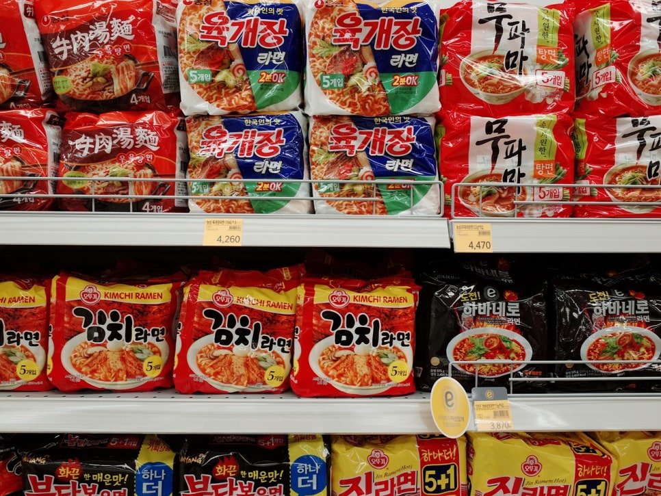 전면 포장 라벨이 부착된 건강식품 예시